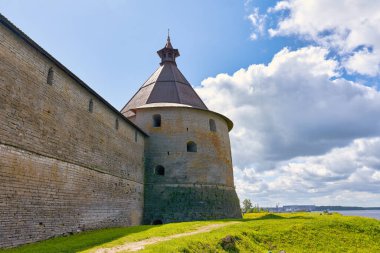 Gözetleme kulesi olan eski taş kale manzarası. Güneşli bir yaz gününde Oreshek Kalesi