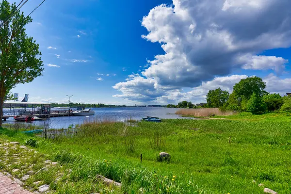 Natuurlijke Landschap Van Bomen Weerspiegeld Het Water Van Een Bos — Stockfoto