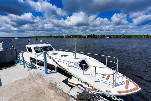 Tourist White Boat Moored Pier Bay Spring Morning Cloudy Sky — Stock Photo, Image