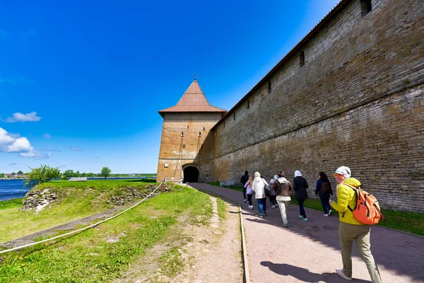 Grupo Turistas Camina Largo Una Muralla Ladrillo Con Una Torre — Foto de Stock