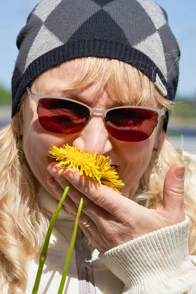 Женщина Солнечных Очках Нюхает Желтые Одуванчики Запах Весенних Цветов — стоковое фото