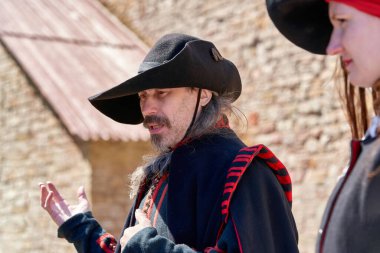 Korsan kılığına girmiş bir Aimator, Saint Petersburg 'da bir geziye önderlik ediyor.