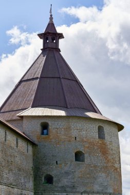 Gözetleme kulesi olan eski taş kale manzarası. Güneşli bir yaz gününde Oreshek Kalesi
