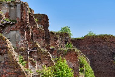 Oreshek Kalesi 'nin bölgesindeki yıkılmış tuğla bina, kırmızı tuğla kalıntılar.