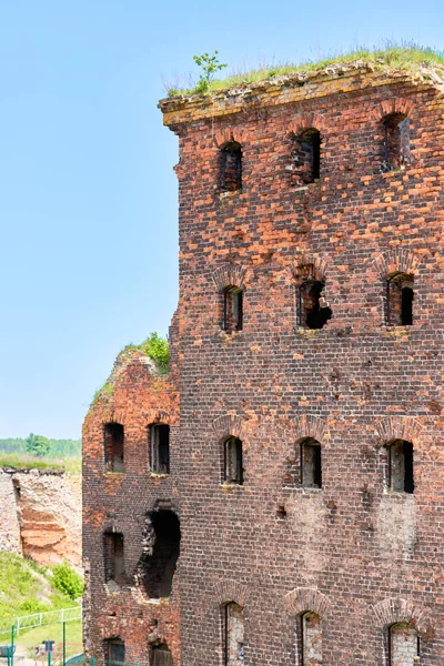 オレシェク要塞の領土に破壊されたレンガ造りの建物 赤レンガの遺跡 — ストック写真