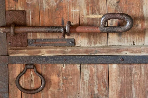 Θραύσμα Μιας Παλιάς Φρουριακής Πόρτας Σφυρήλατες Μεταλλικές Βίδες Και Κλειδαριές — Φωτογραφία Αρχείου