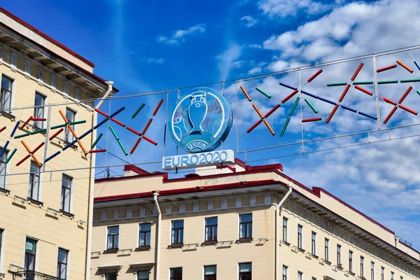 Embleem van het Europees kampioenschap voetbal 2020 op Nevsky Prospekt in Petersburg — Stockfoto