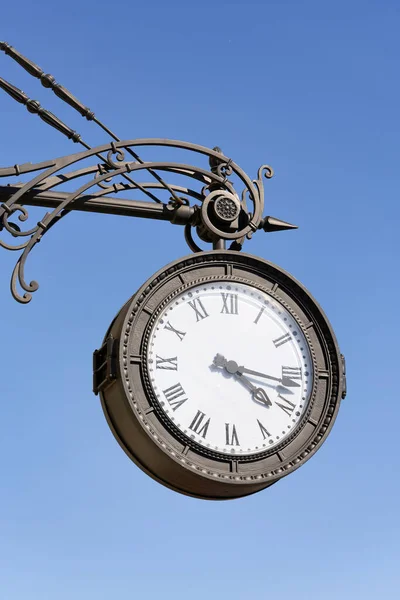 Horloge Ronde Antique Avec Chiffres Romains Pendent Sur Rue Ville — Photo