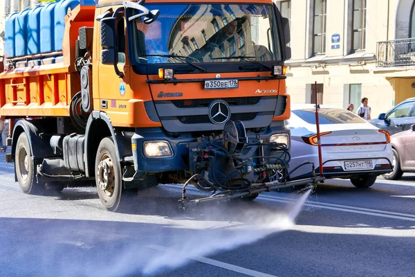 Petersburg Rosja Czerwca 2021 Sprzątanie Mokrych Ulicach Przy Użyciu Specjalnego — Zdjęcie stockowe