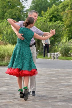 Şehir parkında dans eden çiftler, Petersburg Yazı