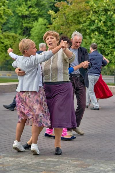 Parejas bailando en el parque de la ciudad, verano Petersburg — Foto de Stock