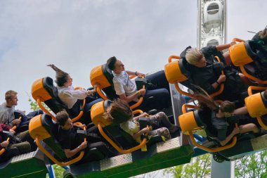 Saint Petersburg, Rusya - 12 Haziran 2021: St. Petersburg 'daki şehir parkında insanlar gezintiye çıkıyor