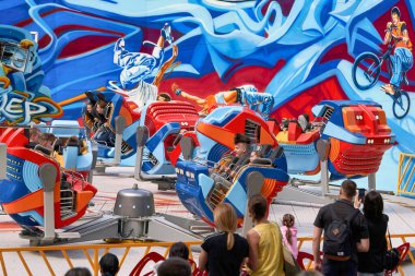 Saint Petersburg, Rusya - 12 Haziran 2021: St. Petersburg 'daki şehir parkında insanlar gezintiye çıkıyor