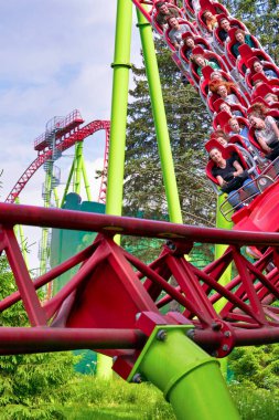 Saint Petersburg, Rusya - 12 Haziran 2021: St. Petersburg 'daki şehir parkında insanlar gezintiye çıkıyor