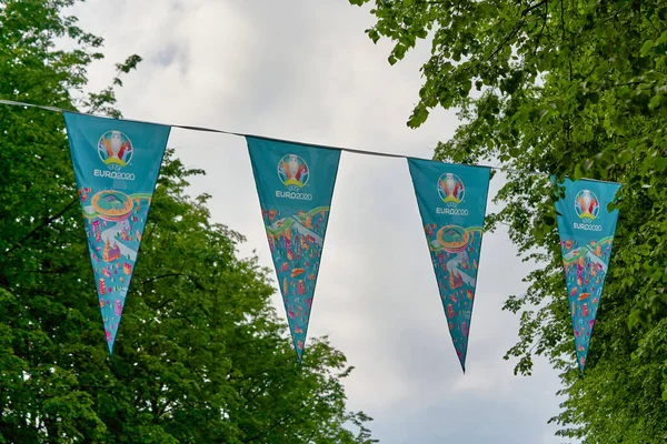 Emblem Euro 2020 fotboll hänger i stadsparken i Sankt Petersburg — Stockfoto