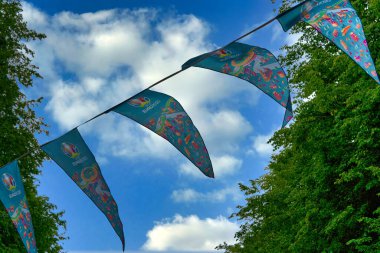 Saint Petersburg, Rusya - 12 Haziran 2021: Euro 2020 futbol şampiyonasının amblemi St. Petersburg 'daki şehir parkında asılı duruyor