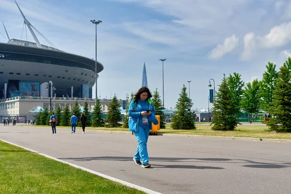 San Petersburgo Rusia Junio 2021 Gente Camina Cerca Del Estadio — Foto de Stock