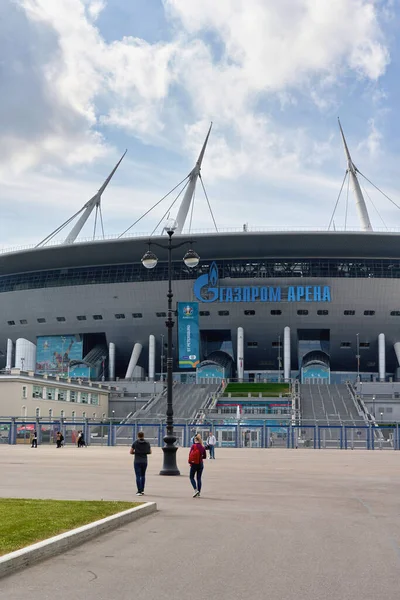 Lidé chodí poblíž stadionu Zenit během mistrovství Evropy 2020 v Petrohradě — Stock fotografie