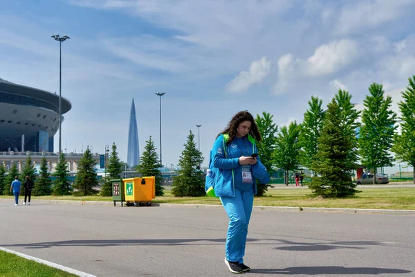 Menschen laufen während der EM 2020 in St. Petersburg in der Nähe des Zenit-Stadions — Stockfoto