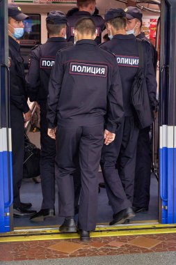Saint Petersburg, Rusya - 12 Haziran 2021: grup polisleri metro vagonuna biniyor. Formda yazılı - Polis