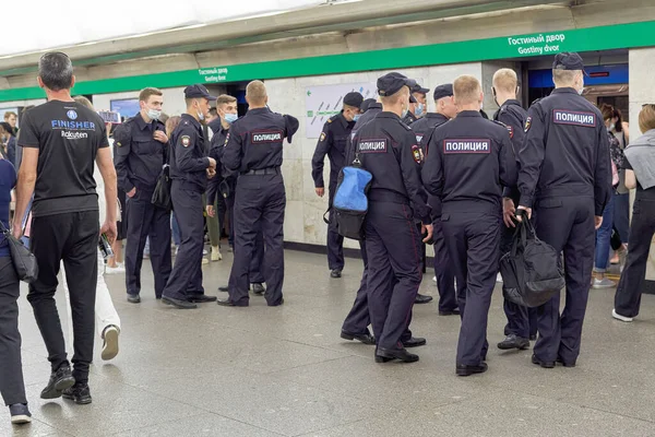 San Petersburgo Rusia Junio 2021 Policías Grupo Esperando Metro Subterráneo — Foto de Stock