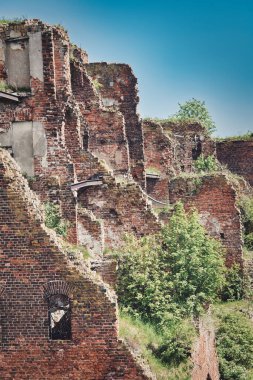 Oreshek kalesinin bölgesinde yıkılan tuğla bir bina.