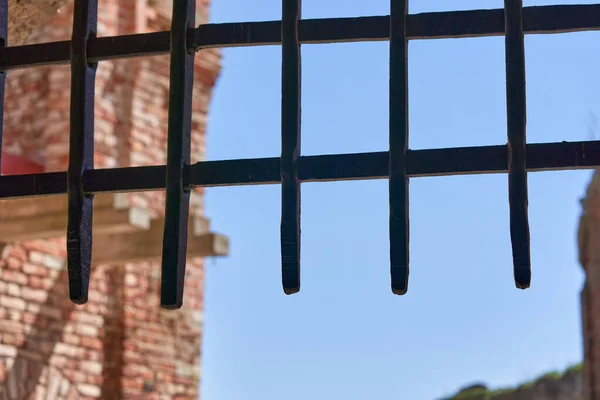 Gruesa rejilla metálica que cubre la entrada de la fortaleza contra el cielo azul — Foto de Stock