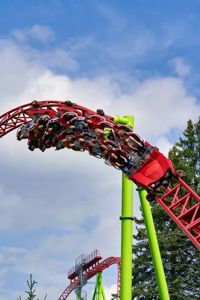 People ride attractions in the city park in St. Petersburg — Stock Photo, Image