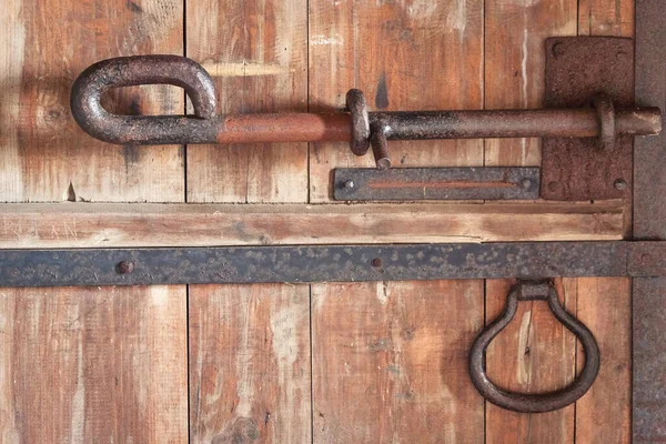금으로 만든 볼트와 자물쇠로 만든 오래 된 요새 의문의 파편 — 스톡 사진