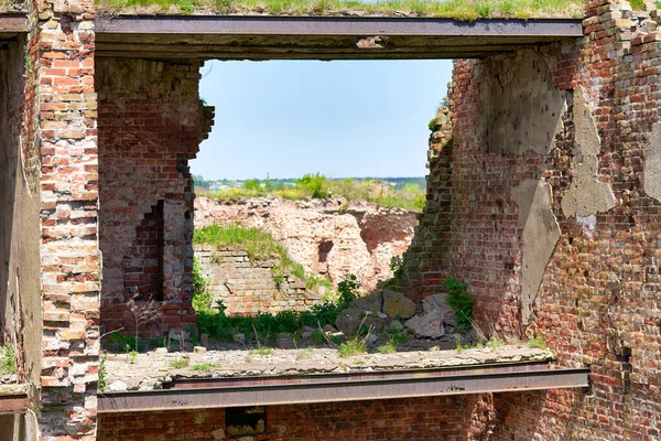 Un edificio in mattoni distrutto sul territorio della fortezza di Oreshek — Foto Stock