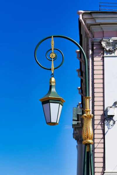 Prachtige vintage straatlamp op de straat van St. Petersburg — Stockfoto