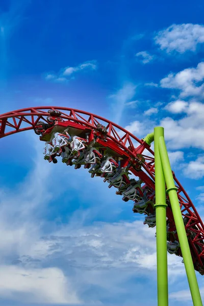 People ride attractions in the city park in St. Petersburg — Stock Photo, Image