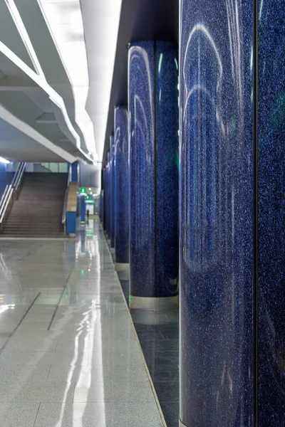 Fragment d'une station de métro souterraine avec colonnes de marbre — Photo