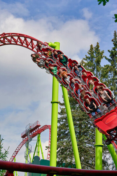 Люди катаются на велосипедах в городском парке Санкт-Петербурга
