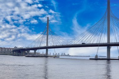 St. Petersburg 'daki Petrovsky çim yolunun üzerindeki kablo destekli köprü