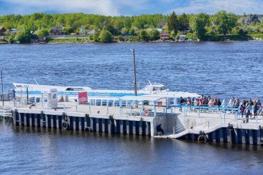 Saint Petersburg, Rusya - 29 Mayıs 2021: Meteor nehir teknesinde insanlar kuyruğa girdi