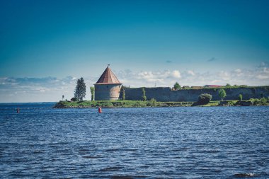 Gözetleme kulesi olan eski taş kale manzarası. Güneşli bir yaz gününde Oreshek Kalesi