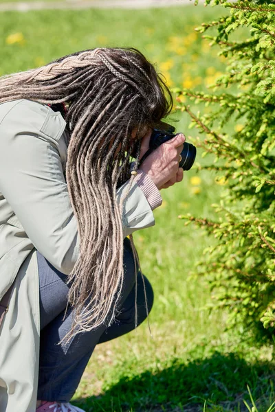 Девушка Дредами Фотографирует Растения Вертикальный Выстрел — стоковое фото