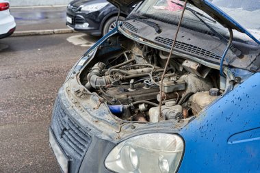 Kaputu kaldırılmış bir minibüsün parçası, motor bölmesinin aygıtı.
