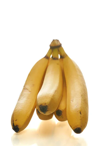 Ein Bündel reifer gelber Bananen auf weißem Hintergrund — Stockfoto