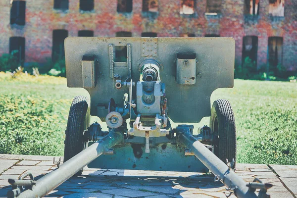 Cannon Second World War Background Destroyed Red Brick Building — Stock Photo, Image