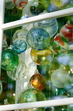 Cam üfleme atölyesinin camında çok renkli cam toplar var. Kapat.