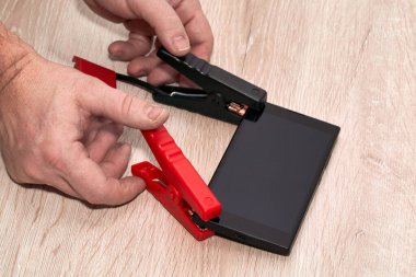 Timsah derisi klipler akıllı telefon gövdesine bağlanır