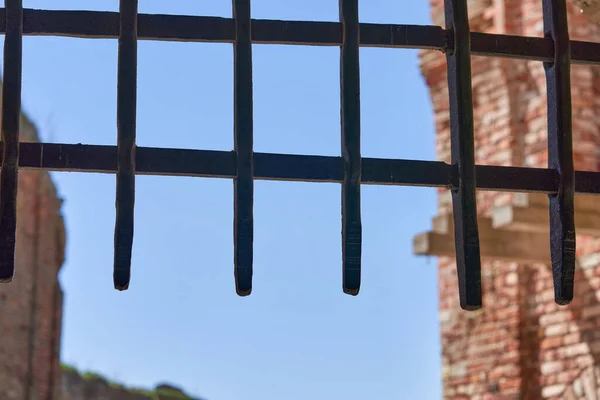 Dikke metalen rooster die de ingang van het fort tegen de blauwe lucht bedekt — Stockfoto