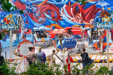 İnsanlar St. Petersburg 'daki şehir parkında geziyorlar.