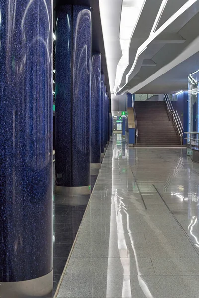 Fragment av en tunnelbanestation med marmorkolonner — Stockfoto