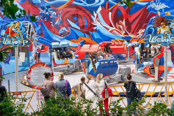 İnsanlar St. Petersburg 'daki şehir parkında geziyorlar.