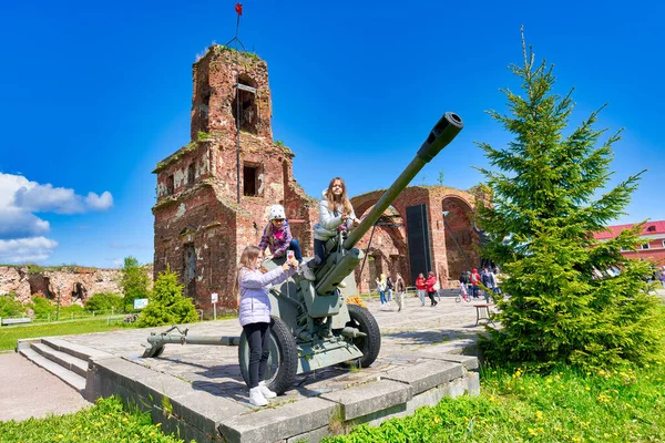Los niños juegan las armas de la Segunda Guerra Mundial en la fortaleza de Oreshek — Foto de Stock