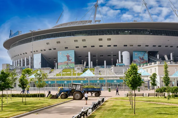 Bandera Euro 2020 ondeando en el viento sobre un fondo de cielo azul — Foto de Stock