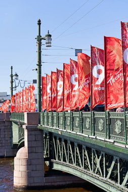 St. Petersburg 'daki Saray Köprüsü' nde Zafer Günü onuruna kırmızı bayraklar